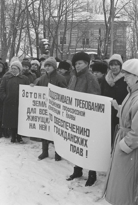 Narva. Kreenholmi Manufaktuuri täöötajate miiting üldstreigi toetuseks. 4.1992.  similar photo