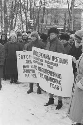 Narva Kreenholmi Manufaktuuri töötajate miiting üldstreigi toetuseks - aprill 1992.a.  similar photo