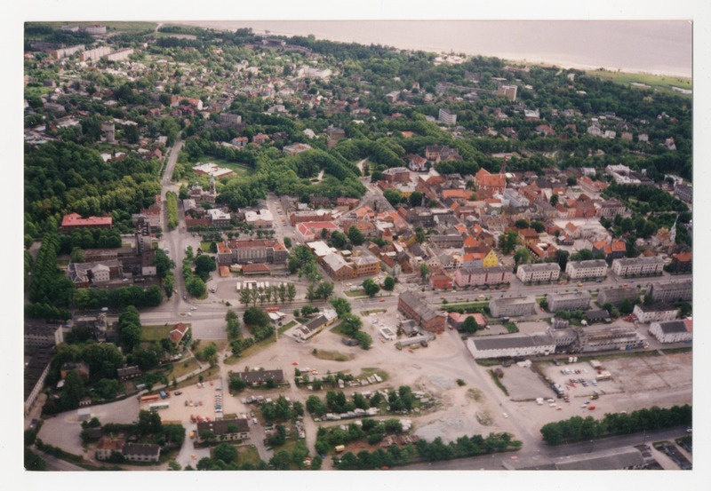 Värvifoto. Aerofoto Pärnust 1990ndatel