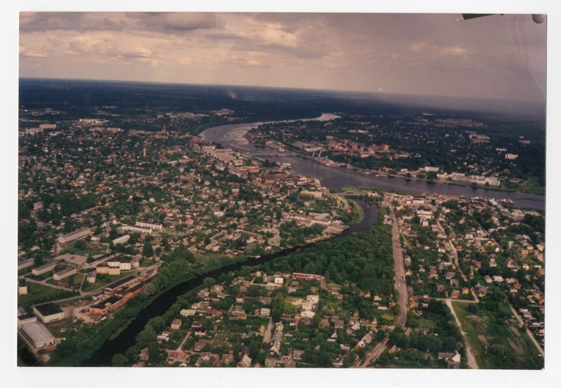 Värvifoto. Aerofoto Pärnust 1990ndatel