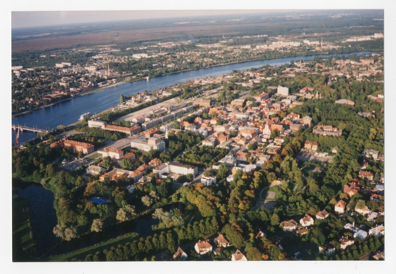 Värvifoto. Aerofoto Pärnust 1990ndatel