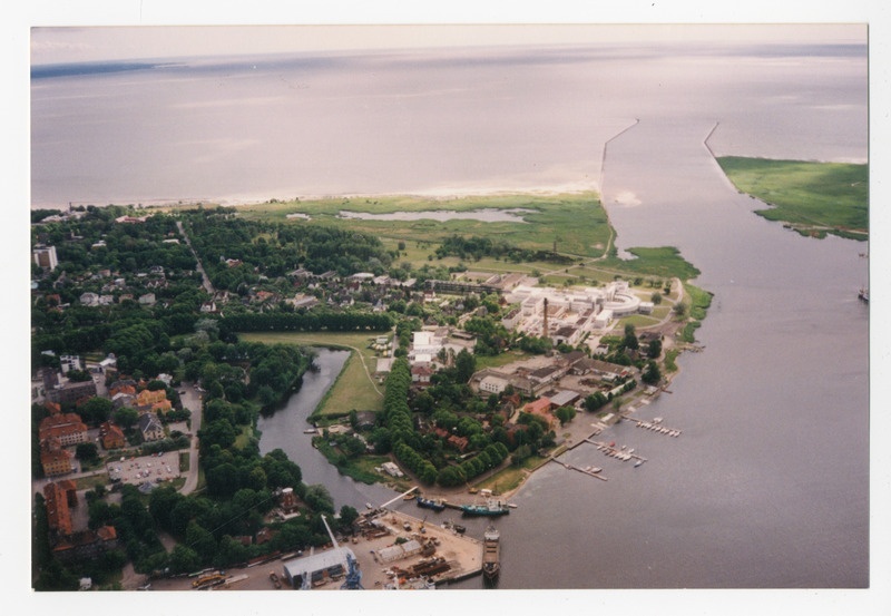 Värvifoto. Aerofoto Pärnust 1990ndatel