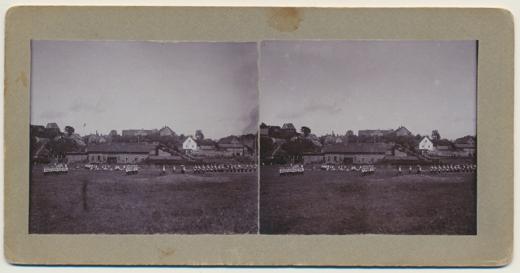 stereofoto, Viljandi, reservväelaste õppused tapamaja ees, u 1905