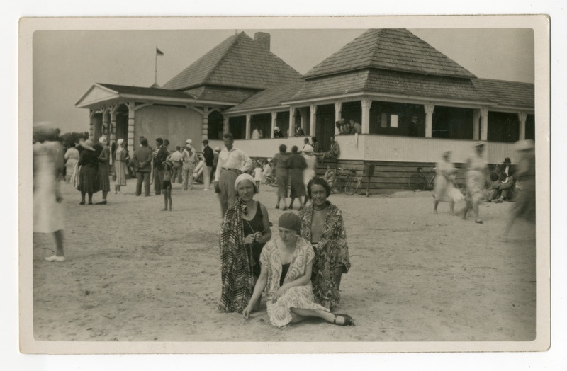 Foto. Esiplaanil kolm naist, tagapool Pärnu rannapaviljon.