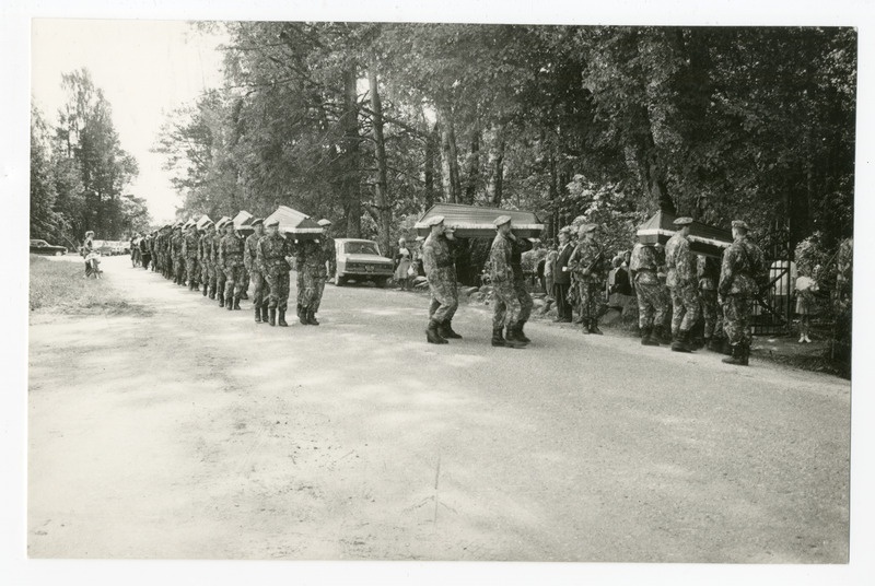 Foto. Vabadusvõitlejate ümbermatmine Saarde kalmistule 1993