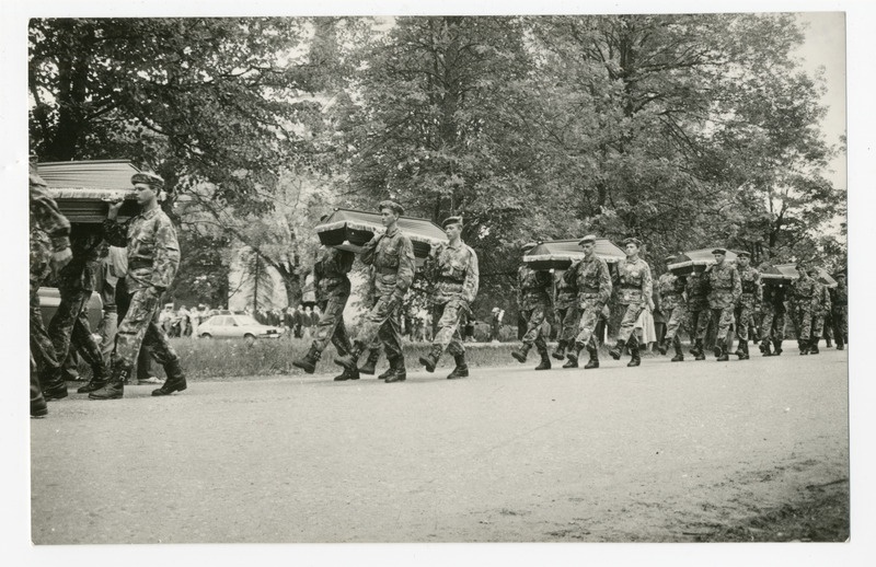Foto. Vabadusvõitlejate ümbermatmine Saarde kalmistule 1993