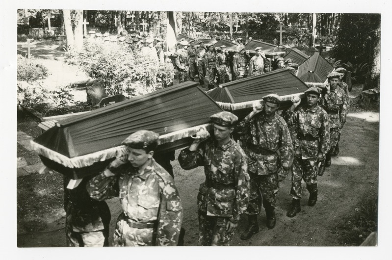 Foto. Vabadusvõitlejate ümbermatmine Saarde kalmistule 1993