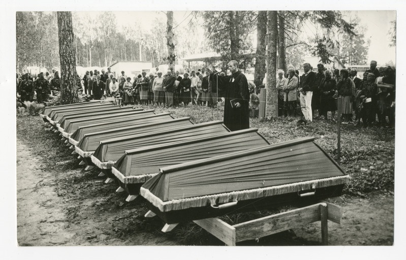 Foto. Vabadusvõitlejate ümbermatmine Saarde kalmistule 1993