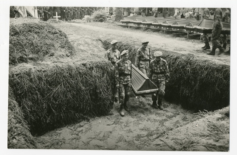 Foto. Vabadusvõitlejate ümbermatmine Saarde kalmistule 1993