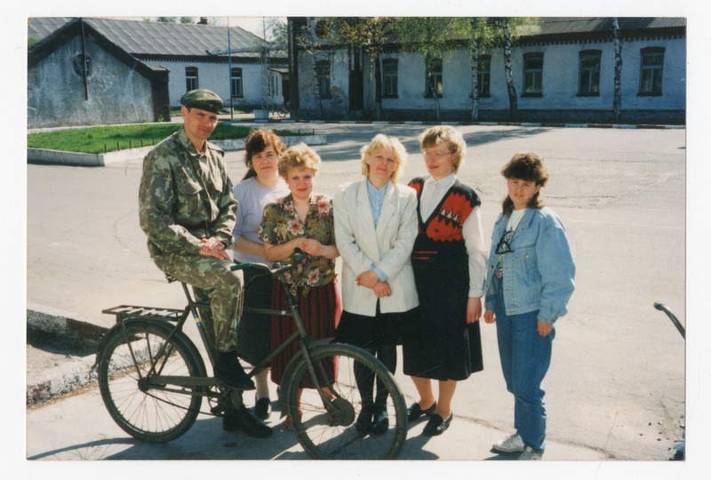 Foto. Seltskond daame kasarmu õuel