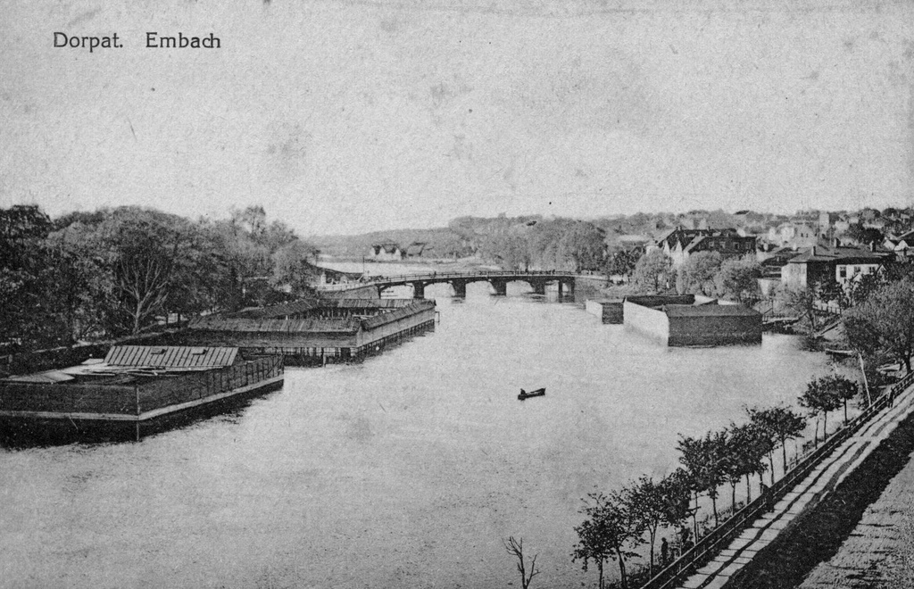 Vaade Kivisillalt: Emajõgi, supelmajad. Taga puusild. Paremal Kalda t. Tartu, 1918.
