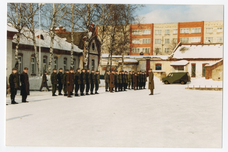 Foto albumis. Renoveeritud kasarmu avamine
