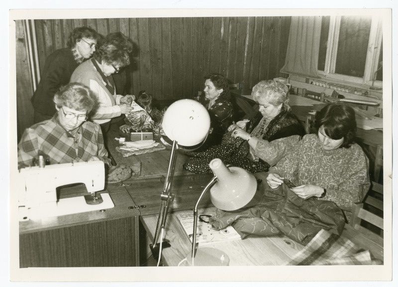 Foto. EAMS Pärnu osakonna õmblusringi koosolek. 1989.a.