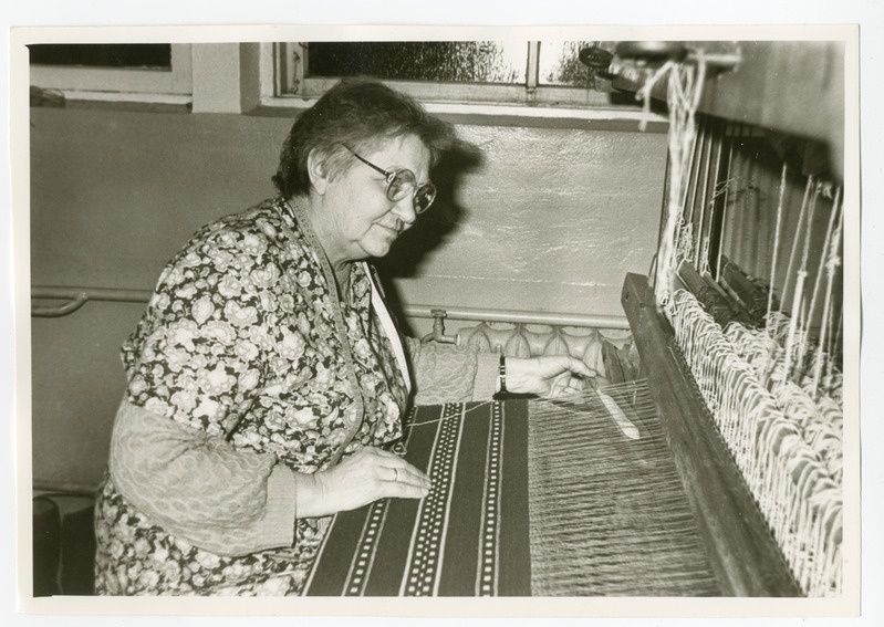 Foto. EAMS Pärnu osakonna kudumisringis. 1989.a.