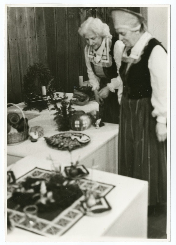 Foto. EAMS Pärnu osakonna jõulukompositsioonide näitus. 1989.a.