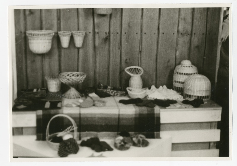 Foto. EAMS Pärnu osakonna punutiste näitus. 1989.a.