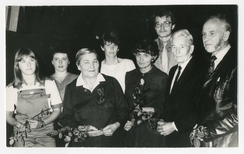 Foto. Kergejõustiklased Siiri Särev, Astrid Antsu-Köösel, Gertrud Vabrit, Krista Berendsen-Valgepea, Linda Rannap, Tarmo Valgepea, Otto Juhansoo, Aksel Laur. 1970-1980ndad.