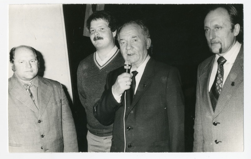 Foto. Vasakult Tõnis Lukk, Jüri Tamm, tema isa August Tamm ja Pärnu Kergejõustikusektsiooni esimehe asetäitja Priit Neeme. 1970-1980ndad.