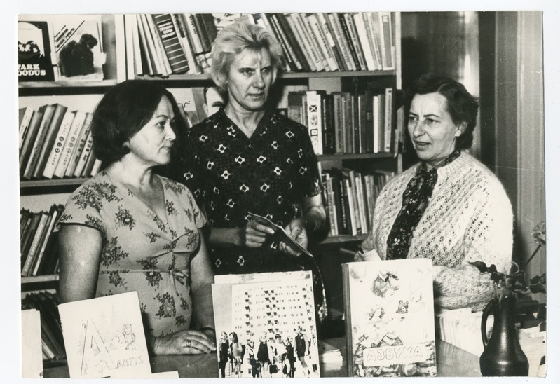 Foto. Pärnu Lasteraamatukogu töötajaid Lehti Vija, Helga Käsper ja Aino Kuuli. 1976.a.