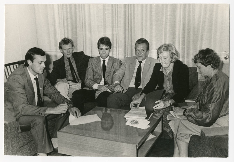 Foto. Pärnu Linna Täitevkomitee töötajad. Vasakult esimene esimehe esimene asetäitja Vambo Talu, paremalt kolmas esimehe asetäitja Endel Laos. 1980ndad.