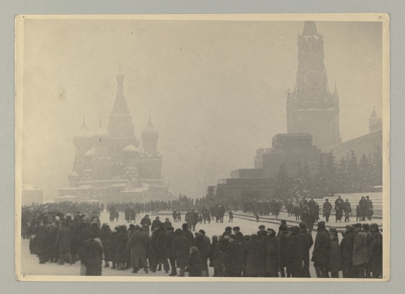 Seeria: "V.I.Lenini 25-ndaks surma aastapäevaks". Töötajad Lenini mausoleumi juures Punasel väljakul Moskvas.