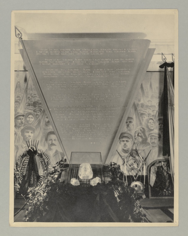 Seeria: "V.I.Lenini 25-ndaks surma aastapäevaks". V.I.Lenini Keskmuuseum Moskvas. V.I.Lenini surimask leinasaalis, seinal sm.Stalini vande tekst.