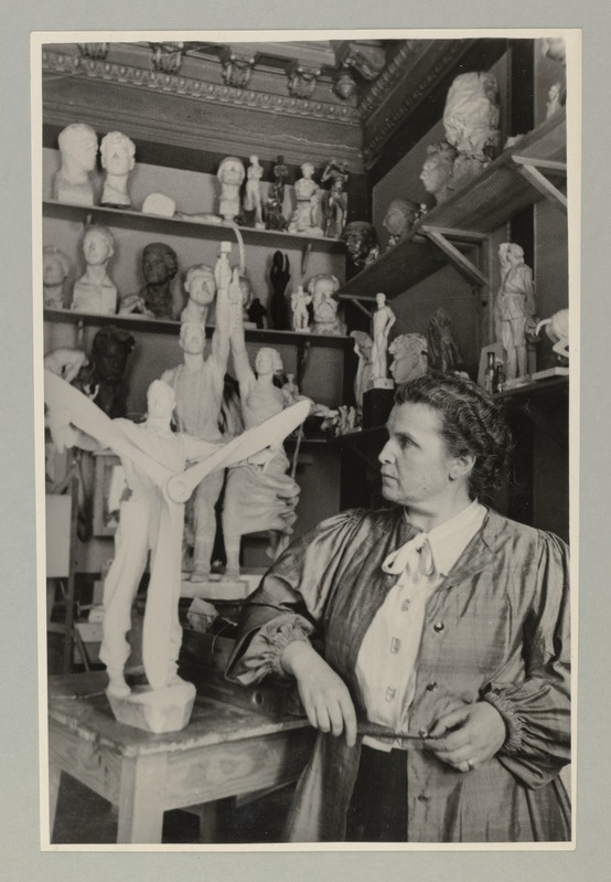 Seeria: "Rahvusvaheline naistepäev - 8.märts". Skulptor Veera Ignatjevna Muhhina.