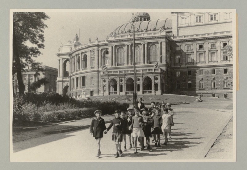 Seeria: "5 aastat Odessa vabastamisest saksa fašistlikest anastajaist Nõukogude armee poolt". Juuni 1941.a. Odessa riikliku ooperi- ja balletiteatri juures jalutavad lapsed. G.Zelma foto.