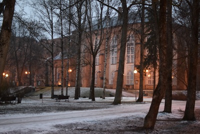 Toomkirik Tartus, vaade hoonele kagust. Rek Johann Wilhelm Krause rephoto