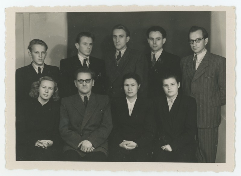 Prof. Paul Ariste aspirandid TRÜ soome-ugri keelte kateedris. 1. rida vasakult: Z. Dubrovina, P. Ariste, L. Vassikova, T. Širjajeva, 2. rida vasakult: Kuusinen, G. Kert, E. Vääri, H. Rätsep, F. Lõpp. X 1951. a. Foto suurus 11,5x8,2 cm.