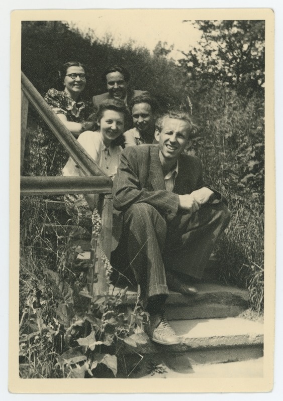 Jakobi tänava äärsel trepil istuvad (tagant ettepoole): Niina Raid, Huno Rätsep, Salme Nigol, Karl Kont, Valdek Pall 4. juulil 1953. a. Foto suurus 8,7x12,7 cm.