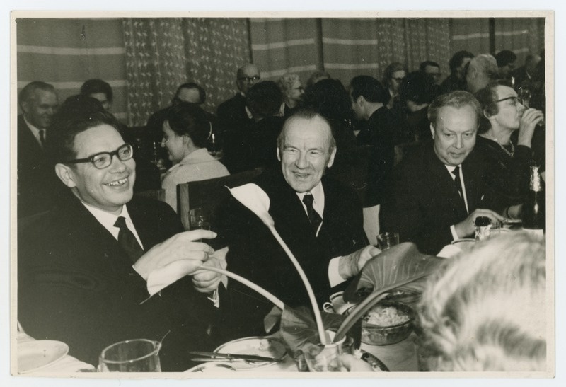 Prof. Paul Ariste 60. sünnipäev 3. II 1965. a. Koosviibimine ülikooli kohvikus, vasakult Karl Püss, Villem Alttoa, Juhan Peegel, Paula Palmeos. Foto suurus 12,7x6,5 cm.