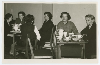 A. Haava 100. sünniaastapäeva tähistamise õhtu TRÜ kohvikus. Paremalt Liis Raud ja Niina Raid XI 1964. a. Foto suurus 14,8x9,5 cm.  similar photo