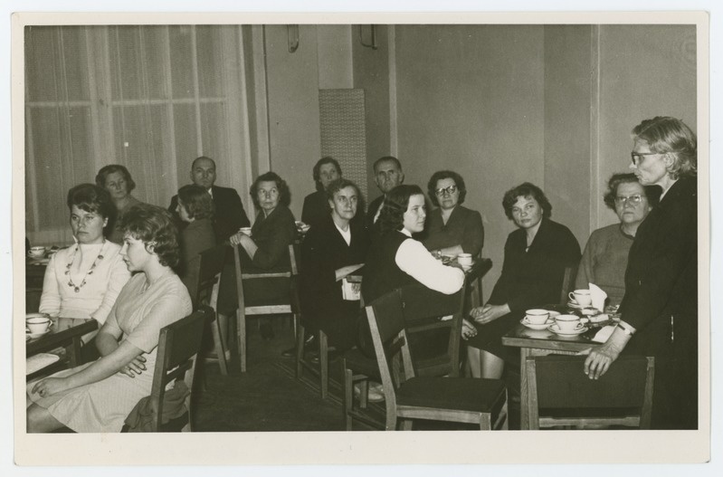 A. Haava 100. sünniaastapäeva tähistamise õhtu TRÜ kohvikus. Räägib Liis Raud. Foto suurus 14,6x9,5 cm.