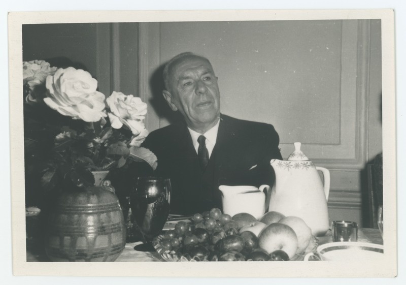 Dotsent Richard Kleis 70. sünnipäeval Tartu ülikooli kohvikus 1966. a. Foto suurus 12,5x8,5 cm.