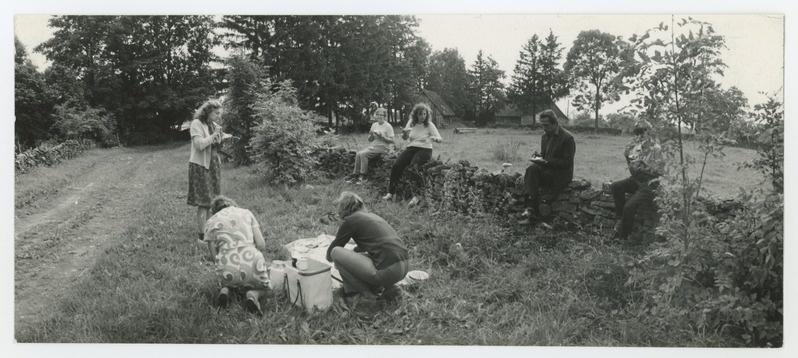 Läänemaal murdekogumise ekspeditsioonil 15. VIII 1973. a. Lõunatund, vasakul Aino Valmet. Foto suurus 18,1x7,8 cm.