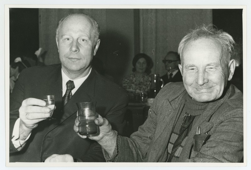 Villem Ernits (paremal) ja Udo Kolk Huno Rätsepa ja Ago Künnapi doktoridissertatsiooni kaitsmise peol 15. XI 1974. a. Foto suurus 17,6x11,7 cm.