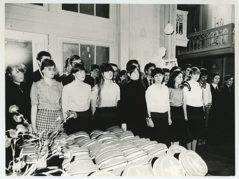 Tartu ülikooli esmakursuslaste inauguratsioon ülikooli ajaloo muuseumis 1982. a.