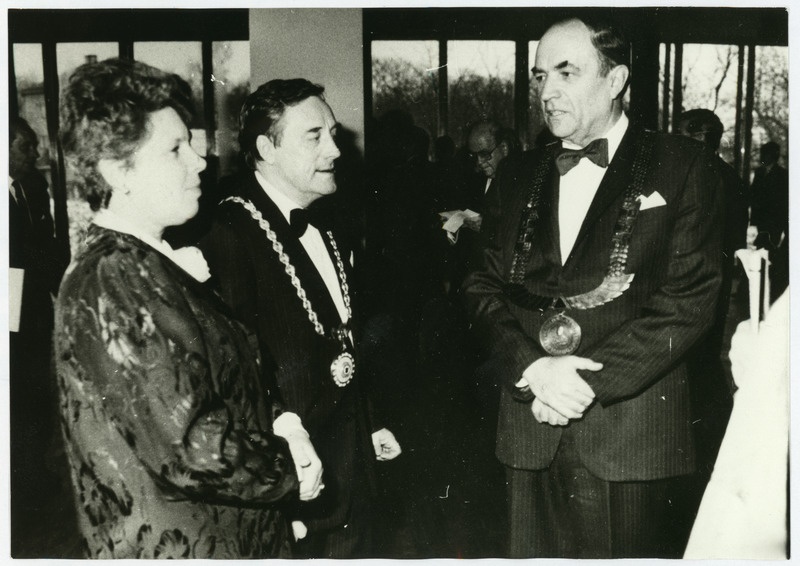 Tallinna Tehnikaülikooli rektor prof. Tamm abikaasaga (vasakul)