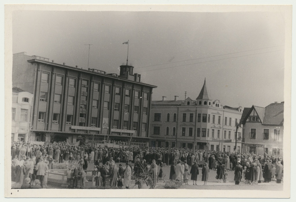 foto, Viljandi, 1.mai miiting, Keskväljak, parteimaja (Tartu tn 11), u 1958