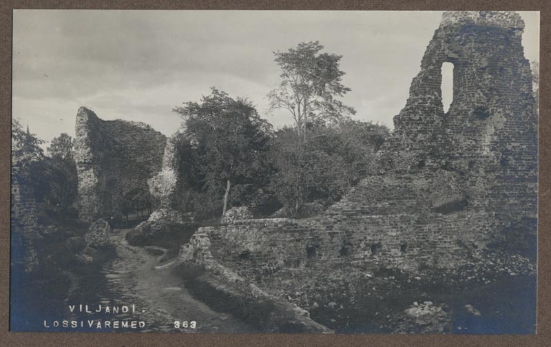 foto albumis, Viljandi, lossimäed, Kaevumägi, Mungamüür, eemal värav, u 1925, foto J. Riet