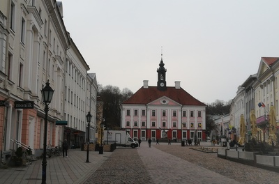 Tartu linna vaated. Raekoda, tähetorn, N. Pirogovi ausammas, Barclay de Tolly mälestusmärk, majad Emajõe ääres. 1956. a. rephoto