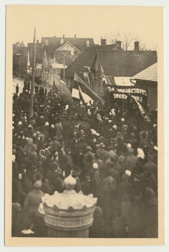 foto, Viljandi, Posti tn, kohtumaja esine, taga nr 15, 17 majad, miiting, 1917