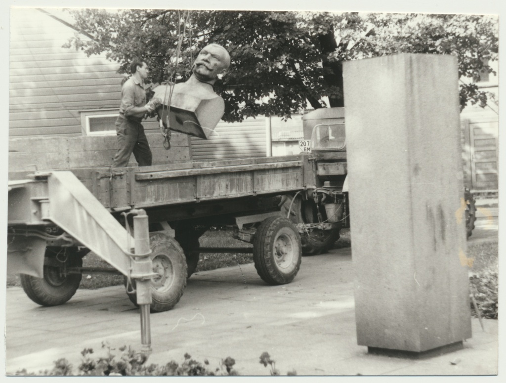 foto, Viljandi, J. Sihveri büsti mahavõtmine, 1991