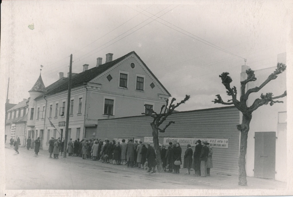 foto, Viljandi, Tallinna tn, järjekord elektripoe ees, u 1965