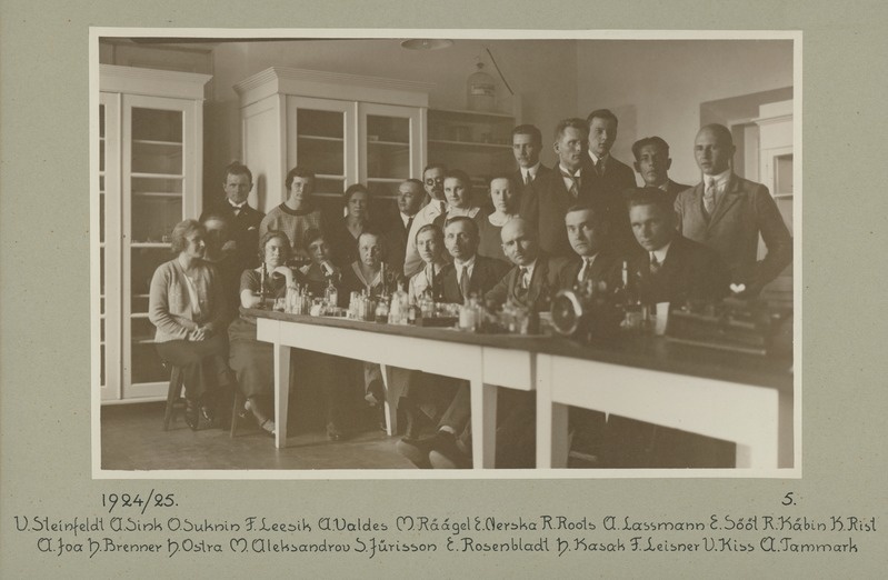 Albert Valdes üliõpilastega laboratooriumis 1924/1925. õppeaastal
