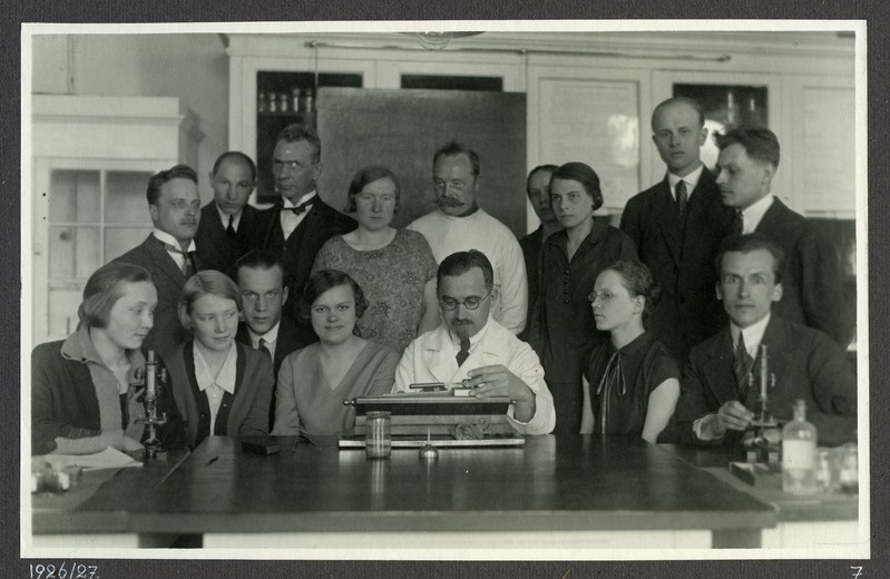 Albert Valdes üliõpilastega laboratooriumis 1926/1927. õppeaastal