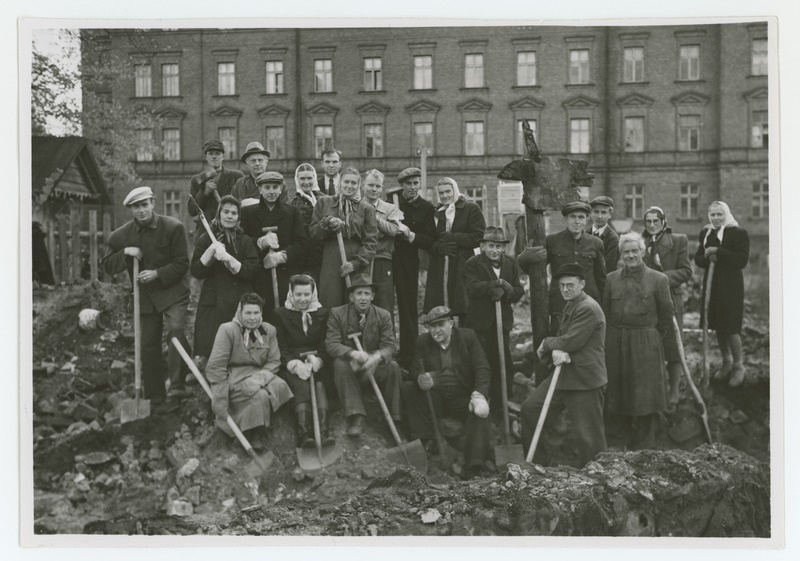 Tartu ülikooli töötajad taastamistöödel umbes 1946. a.