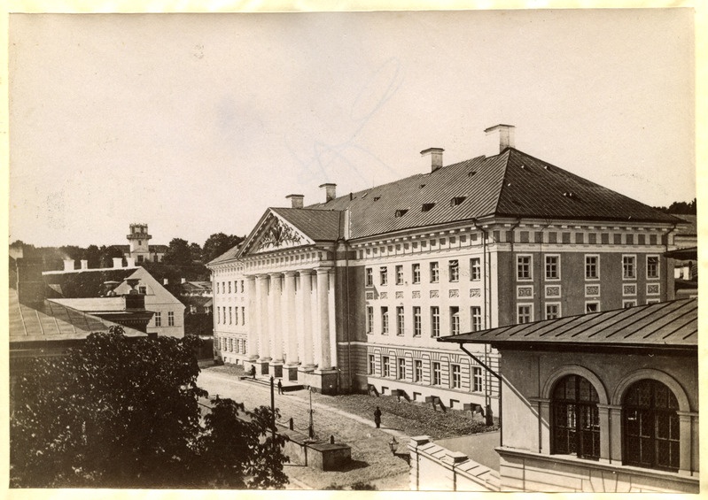 Tartu (Keiserliku) Ülikooli peahoone, taamal tähetorn.