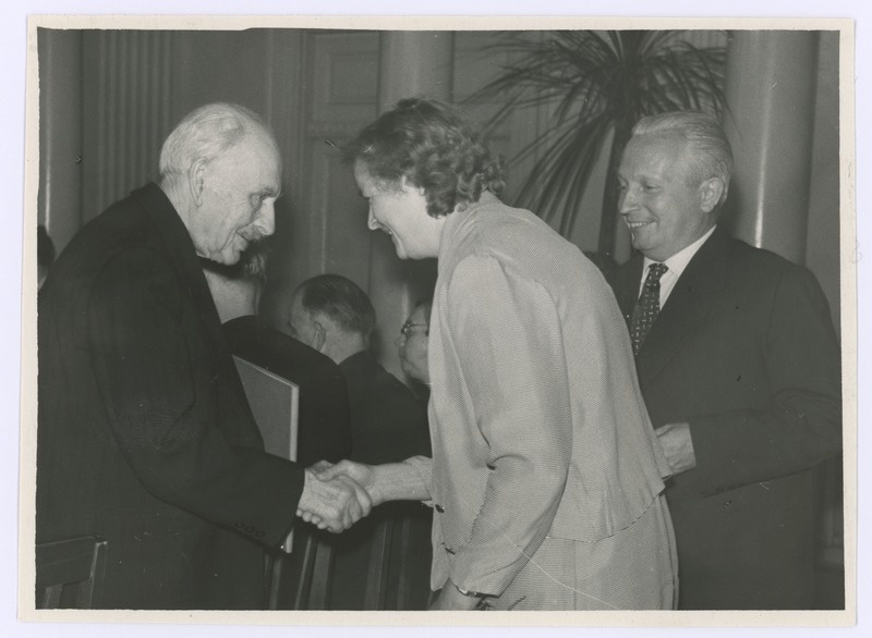 Prof. Johannes Voldemar Veskit õnnitlevad keegi daam ja Eerik Kumari